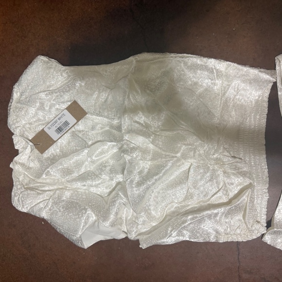 White 2-piece set top and shorts - Picture 3 of 6